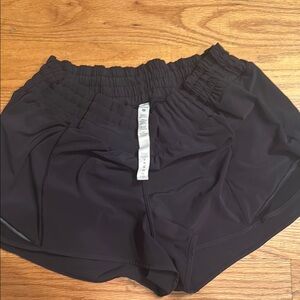 Lululemon Athletic hottie hot shorts 2.5